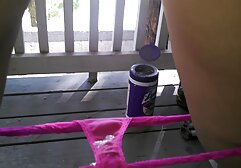 レンズの前でポーズをとる美しい裸の顔を持つ女の子 女の子 の アダルト サイト