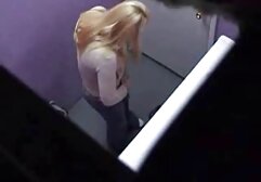 かわいい学生は彼を見つけて、ベッドの上で彼をチェックする av 女性 安心 無料