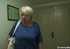 男はハンサムな、彼の帽子にボルトを駆動し、それをバックねじ込みます おもちゃ 女性 動画