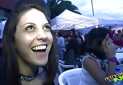 男はかわいいブロンドの足とお尻を賞賛しました 女の子 エッチ な 動画