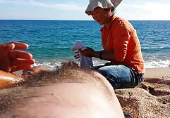 美しい女性は、快適な方法で彼女の猫をなでる、彼女の足から彼女の靴を脱ぐ必要はありません 女の子 向け アダルト